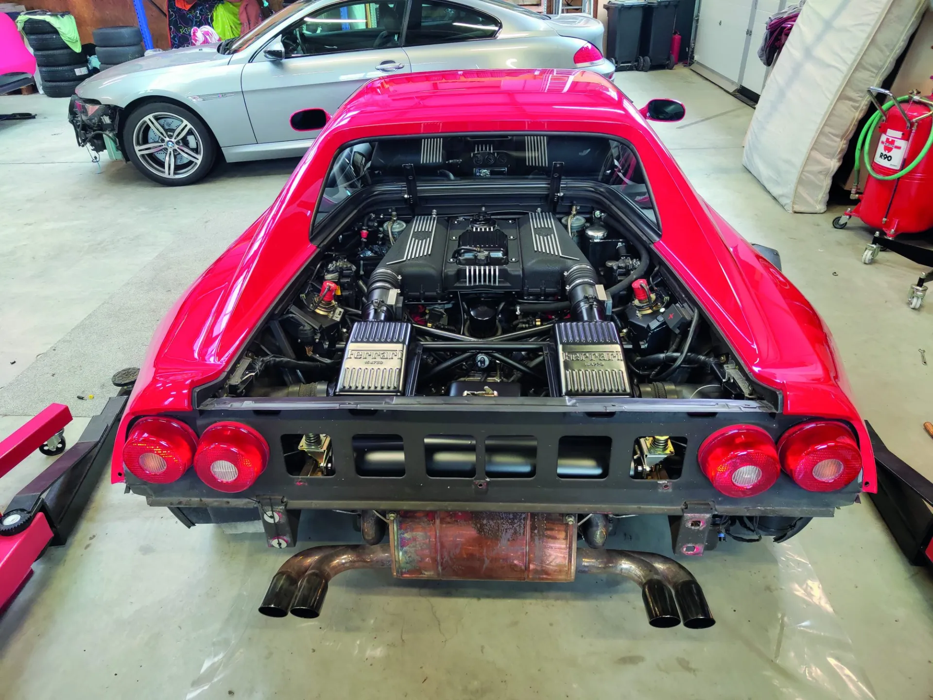 Ferrari mit geöffnetem Motorraum in der Werkstatt von mpd classic cars
